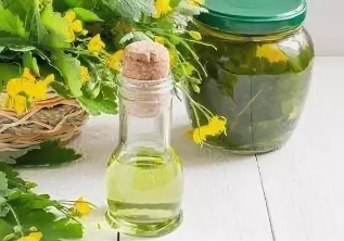 Schöllkraut vun Nagelpilz un de Pedal